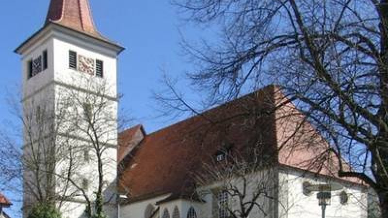 Die Evangelische St. Blasius Kirche in Altdorf mit hohem Turm und rotem Dach, umgeben von Bäumen, bei klarem Himmel., © Natur.Nah. Schönbuch & Heckengäu Die Evangelische St. Blasius Kirche in Altdorf mit hohem Turm und rotem Dach, umgeben von Bäumen, bei klarem Himmel., © Natur.Nah. Schönbuch & Heckengäu