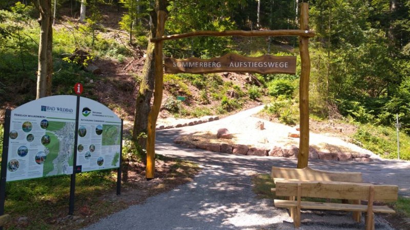 Holzportal mit Schild 'Sommerberg Aufstiegswege', Infotafel und Bank im Wald von Bad Wildbad., © Nördlicher Schwarzwald