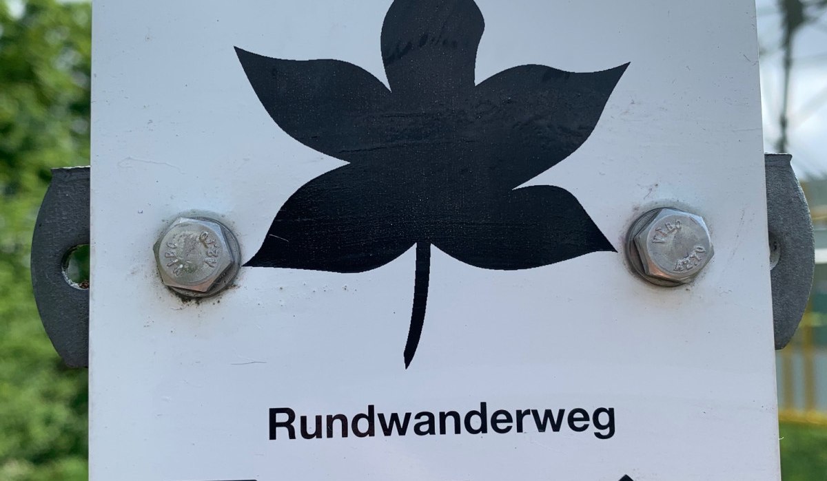 Wegweiser für den Rundwanderweg in Remseck am Neckar. Ein Ahornblatt-Symbol und die Zahl 1 sind abgebildet.