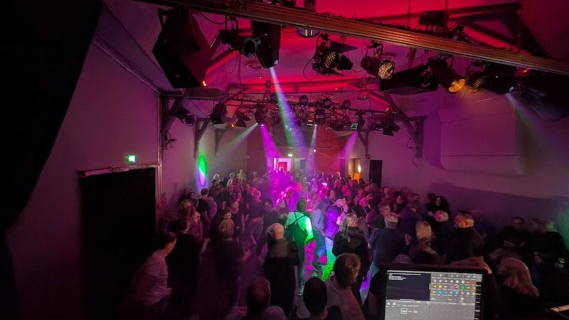 Eine volle Tanzfläche bei einer Ü35-Party mit bunter Beleuchtung und DJ-Pult im Vordergrund., © Kulturhaus Schwanen Eine volle Tanzfläche bei einer Ü35-Party mit bunter Beleuchtung und DJ-Pult im Vordergrund., © Kulturhaus Schwanen