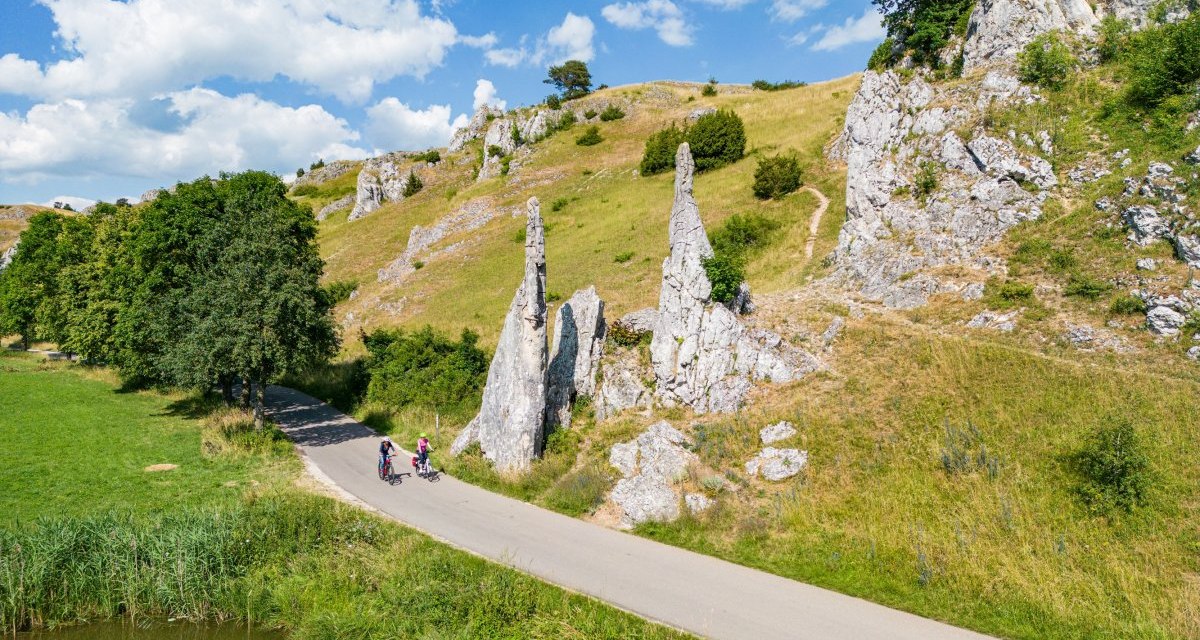 Ba-Wü_Schwäbische Alb_ Eselsburger Tal bei Herbrechtingen_Unsere Statistinnen Simone Gulkowski (rote kurze Haare)
Julia Neidhardt (lange dunkle Haare) fahren auf dem Württemberger Tälerradweg zwischen dem Bucher Stausee bei Aalen bis nach Giengen an der Brenz, © TMBW Ba-Wü_Schwäbische Alb_ Eselsburger Tal bei Herbrechtingen_Unsere Statistinnen Simone Gulkowski (rote kurze Haare)
Julia Neidhardt (lange dunkle Haare) fahren auf dem Württemberger Tälerradweg zwischen dem Bucher Stausee bei Aalen bis nach Giengen an der Brenz, © TMBW