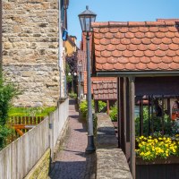 Schmaler Weg in Bietigheim-Bissingen, gesäumt von Häusern mit roten Dächern. Blumen und Dekorationen schmücken den Weg. Sonniger Tag., © Stuttgart-Marketing GmbH, Achim Mende Schmaler Weg in Bietigheim-Bissingen, gesäumt von Häusern mit roten Dächern. Blumen und Dekorationen schmücken den Weg. Sonniger Tag., © Stuttgart-Marketing GmbH, Achim Mende