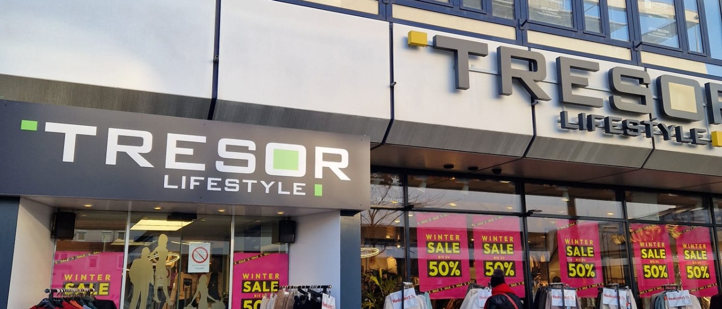 Au&szlig;enansicht des Tresor Lifestyle Bekleidungsgesch&auml;fts mit gro&szlig;en Schaufenstern und Winter-Sale-Schildern. Kleidung ist drau&szlig;en ausgestellt., &copy; StadtNuertingen