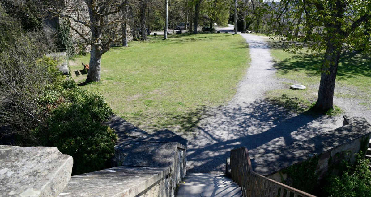 Blick von einer Steintreppe auf eine grüne Wiese mit Bäumen und einem geschwungenen Weg. Die Szene ist von Sonnenlicht durchflutet., © Natur.Nah. Schönbuch & Heckengäu Blick von einer Steintreppe auf eine grüne Wiese mit Bäumen und einem geschwungenen Weg. Die Szene ist von Sonnenlicht durchflutet., © Natur.Nah. Schönbuch & Heckengäu