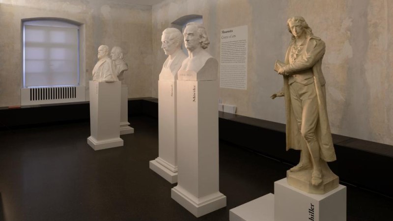 Ein Raum mit Büsten und einer Statue von bekannten Dichtern und Denkern. Die Büsten stehen auf Sockeln, die Statue zeigt eine stehende Figur., © Ludwigsburg Museum