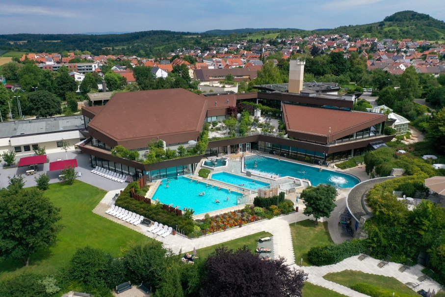 Blick auf die Außenbecken und den Gartenbereich der Panorama Therme Beuren, © Panorama Therme Beuren, Foto: Benjamin Layh