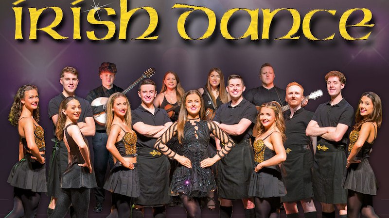 Gruppe von irischen Tänzern in traditioneller Kleidung auf einem Plakat mit dem Titel 'Dance Masters! Best Of Irish Dance'. Hintergrund in Grün und Lila., © RESET Production