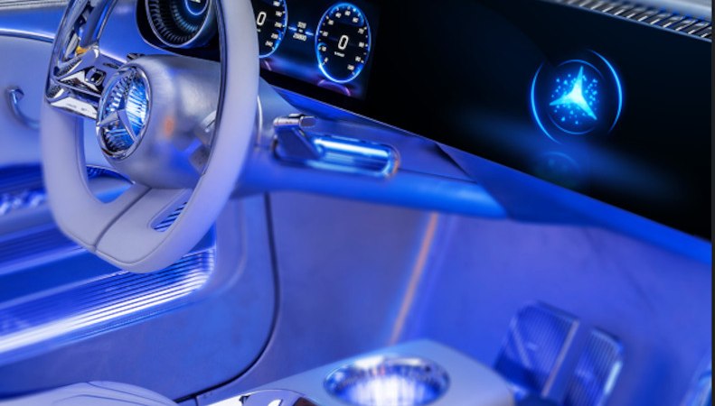 Futuristisches Autoinnenraumdesign mit blau beleuchtetem Armaturenbrett und modernen Anzeigen. Elegantes Lenkrad und innovative Bedienelemente., &copy; Mercedes-Benz AG