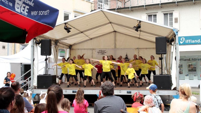 Schwörfest: Tanzgruppe auf der Bühne am Kesselwasen, © Stadt Esslingen am Neckar Schwörfest: Tanzgruppe auf der Bühne am Kesselwasen, © Stadt Esslingen am Neckar