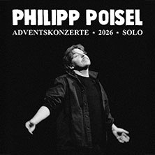 Ein Mann steht mit ausgebreiteten Armen in einem Schwarz-Wei&szlig;-Foto. Oben steht der Text 'Philipp Poisel - Adventskonzerte 2026 - Solo'., &copy; links im Bild