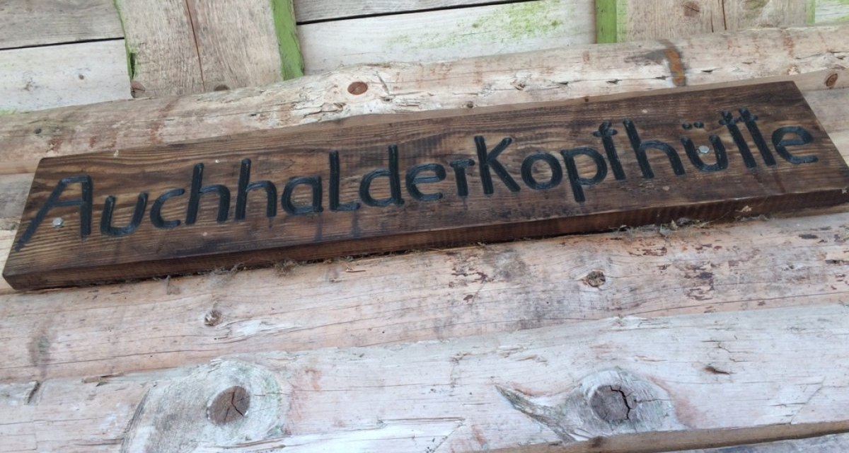 Holzschild mit der Aufschrift 'AuchhalderKopfh&uuml;tte' an einer rustikalen Holzwand befestigt., &copy; N&ouml;rdlicher Schwarzwald