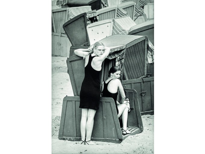 Zwei Frauen in Badeanz&uuml;gen posieren vor ge&ouml;ffneten Strandk&ouml;rben an einem sandigen Strand., &copy; Kunsthalle G&ouml;ppingen