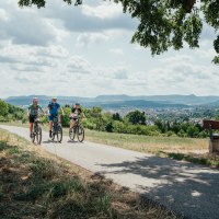 Drei Radfahrende beim Aussichtspunkt an der Oberensinger H&ouml;he, &copy; Stadt N&uuml;rtingen, T. Doerr
