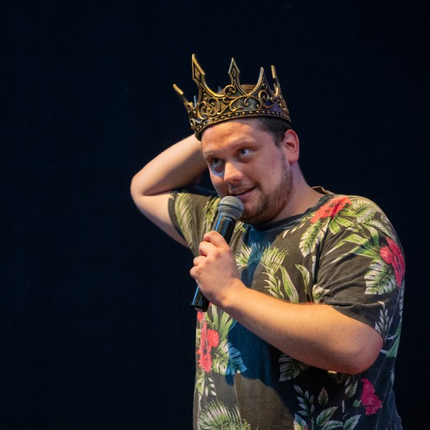 Poetry Slam Mäulesmühle mit Elias Raatz, © Stadt Leinfelden-Echterdingen, Kulturamt Poetry Slam Mäulesmühle mit Elias Raatz, © Stadt Leinfelden-Echterdingen, Kulturamt