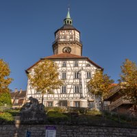 Der Backnanger Stadtturm mit Fachwerkfassade, umgeben von herbstlichen Bäumen und blauen Himmel., © Stuttgart-Marketing GmbH, Martina Denker