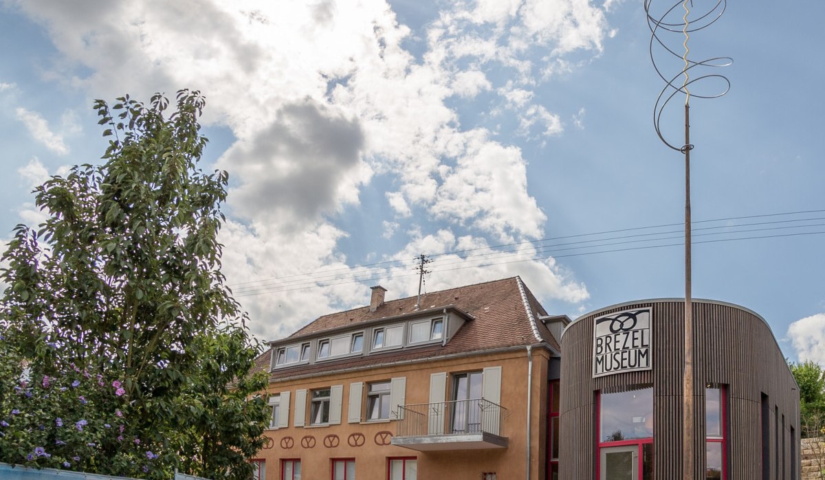 Das BrezelMuseum zeigt einen modernen Anbau neben einem älteren Gebäude unter einem bewölkten Himmel., © BrezelMuseum/Tourismusgemeinschaft Marbach-Bottwartal