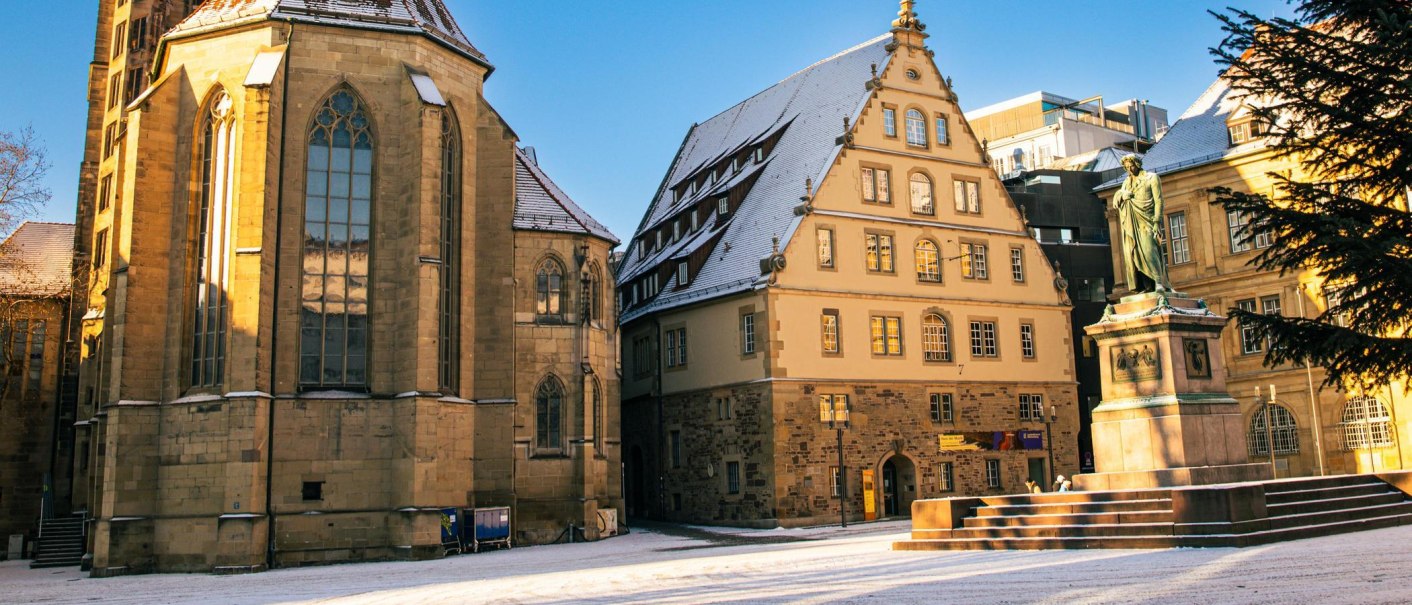 Der Schillerplatz in Stuttgart zeigt den Fruchtkasten und eine Statue, umgeben von historischen Geb&auml;uden im winterlichen Licht., &copy; Stuttgart-Marketing GmbH, Sarah Schmid