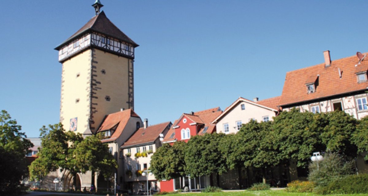 Das Tübinger Tor in Reutlingen, umgeben von Fachwerkhäusern und Bäumen, bei klarem Himmel., © StaRT GmbH Das Tübinger Tor in Reutlingen, umgeben von Fachwerkhäusern und Bäumen, bei klarem Himmel., © StaRT GmbH
