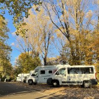 Wohnmobile parken auf einem herbstlichen Stellplatz, umgeben von bunten Bäumen und Laub. Ein Schild weist auf den Wohnmobilstellplatz hin., © Stadtmarketing Göppingen Wohnmobile parken auf einem herbstlichen Stellplatz, umgeben von bunten Bäumen und Laub. Ein Schild weist auf den Wohnmobilstellplatz hin., © Stadtmarketing Göppingen