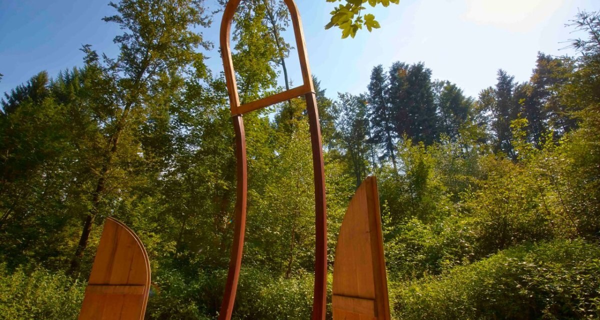 Skulptur aus rostigem Metall in Form von einem Hohen Bogen. Rechts und Links stehen zwei kleinere Bögen., © Schönblick - Christliches Gästezentrum Württemberg Skulptur aus rostigem Metall in Form von einem Hohen Bogen. Rechts und Links stehen zwei kleinere Bögen., © Schönblick - Christliches Gästezentrum Württemberg