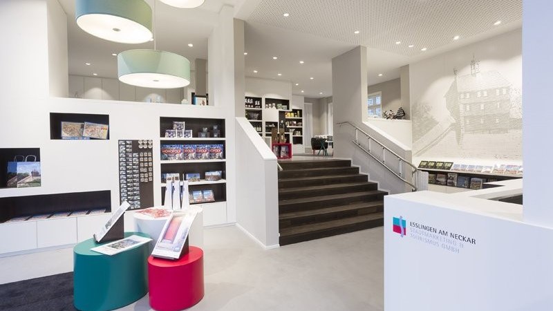 Moderne Stadtinformation in Esslingen mit Prospekten, Souvenirs und Sitzgelegenheiten. Helle Beleuchtung und stilvolle Einrichtung., © EST Moderne Stadtinformation in Esslingen mit Prospekten, Souvenirs und Sitzgelegenheiten. Helle Beleuchtung und stilvolle Einrichtung., © EST