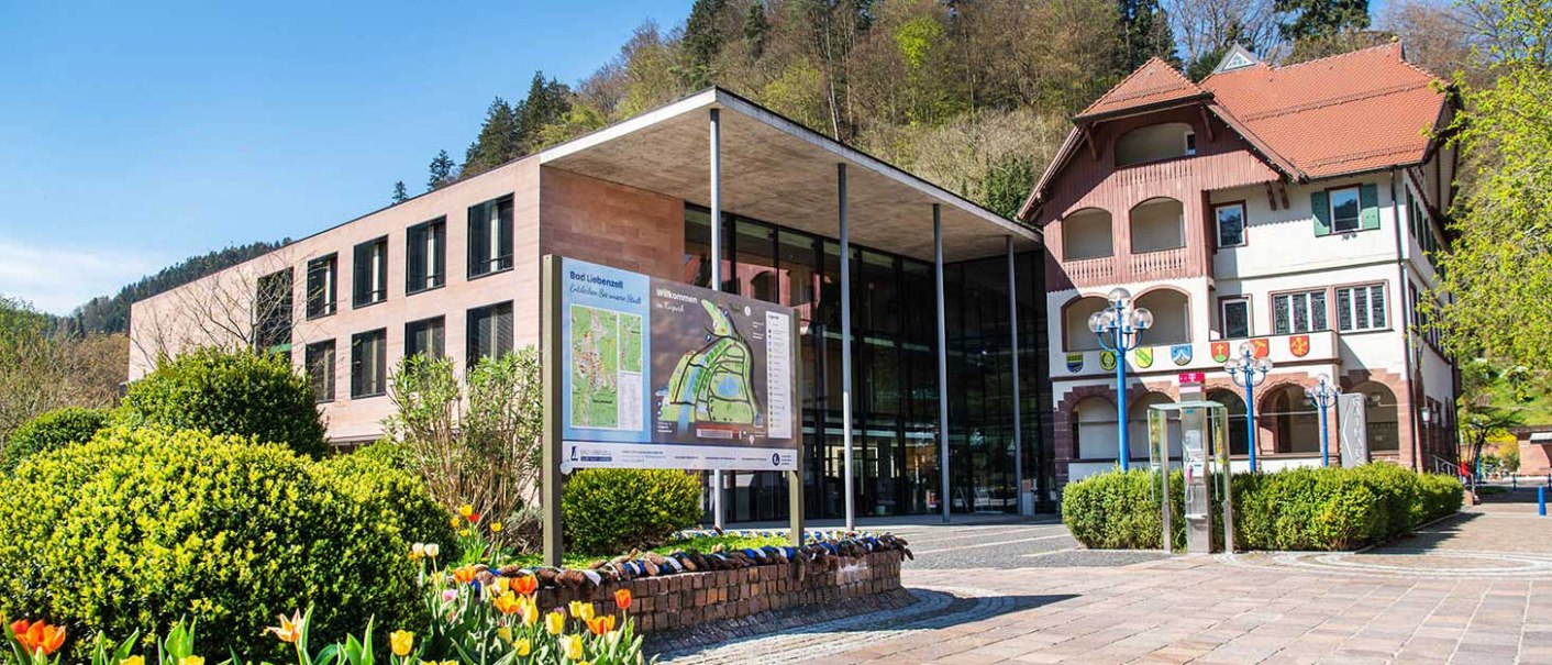 Moderne und traditionelle Gebäude in Bad Liebenzell, umgeben von grünen Büschen und bunten Frühlingsblumen., © LOCHER Fotodesign&Manufaktur Moderne und traditionelle Gebäude in Bad Liebenzell, umgeben von grünen Büschen und bunten Frühlingsblumen., © LOCHER Fotodesign&Manufaktur