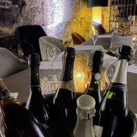 Mehrere Champagnerflaschen stehen auf einem Tisch in einem stimmungsvoll beleuchteten Raum mit Gl&auml;sern und Dekoration., &copy; Esslinger Stadtmarketing &amp; Tourismus GmbH