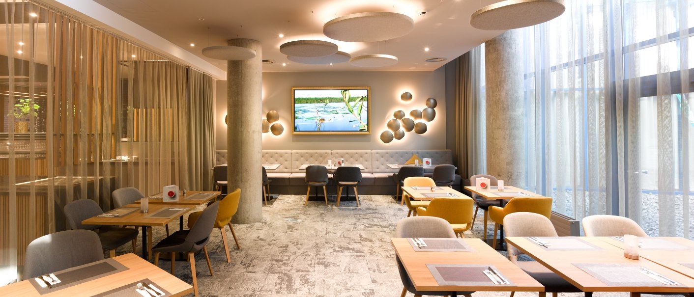 Modernes Restaurant mit eleganter Einrichtung, Holztischen, gepolsterten Stühlen und dekorativen Wanddetails., © Holiday Inn Stuttgart Modernes Restaurant mit eleganter Einrichtung, Holztischen, gepolsterten Stühlen und dekorativen Wanddetails., © Holiday Inn Stuttgart
