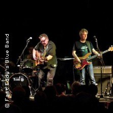 Zwei Musiker auf einer Bühne, einer spielt Gitarre, der andere Bass. Im Hintergrund ein Schlagzeug. Publikum im Vordergrund., © links im Bild Zwei Musiker auf einer Bühne, einer spielt Gitarre, der andere Bass. Im Hintergrund ein Schlagzeug. Publikum im Vordergrund., © links im Bild