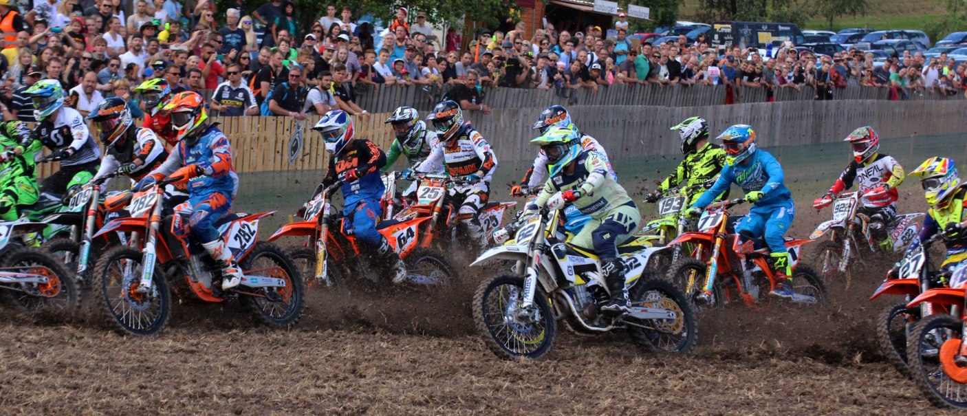 Starterfeld beim Motocross - Fahrergruppe kurz nach dem Start, &copy; Rainer Kengeter