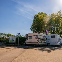 Wohnmobilstellplatz in Leonberg mit mehreren geparkten Wohnmobilen unter klarem, blauem Himmel und Sonnenschein., &copy; Stuttgart-Marketing GmbH, Thomas Niederm&uuml;ller