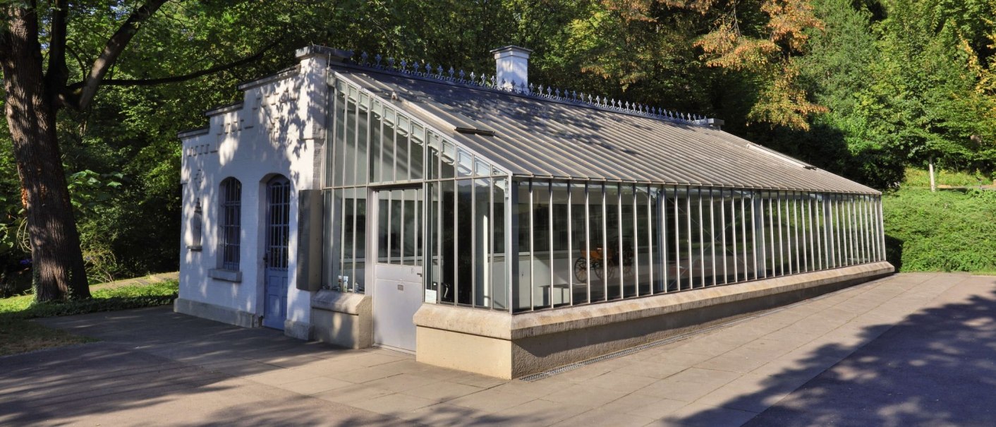 Die Gottlieb-Daimler-Gedächtnisstätte in Stuttgart zeigt ein historisches Gebäude mit Glasdach, weißen Wänden und ist von Bäumen umgeben., © Stuttgart-Marketing GmbH Achim Mende Die Gottlieb-Daimler-Gedächtnisstätte in Stuttgart zeigt ein historisches Gebäude mit Glasdach, weißen Wänden und ist von Bäumen umgeben., © Stuttgart-Marketing GmbH Achim Mende