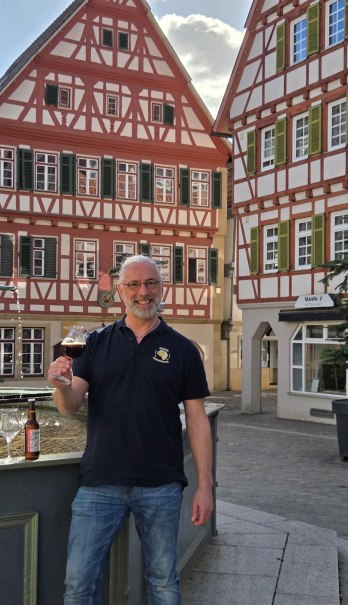 Biersommelier Armin Schmidt vor historischer Kulisse, &copy; Stadtmarketing Leonberg