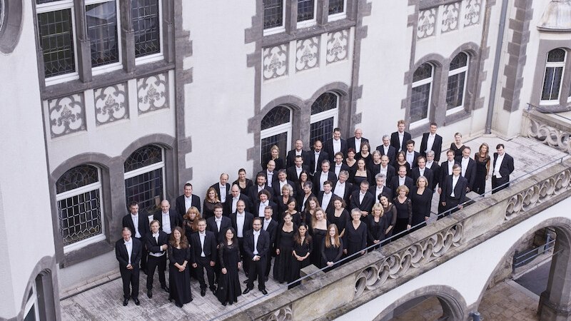 Eine gro&szlig;e Gruppe von Menschen in formeller Kleidung steht auf einem Balkon vor einem historischen Geb&auml;ude mit verzierten Fenstern., &copy; Kultur- und Sportamt Stadt Bietigheim-Bissingen
