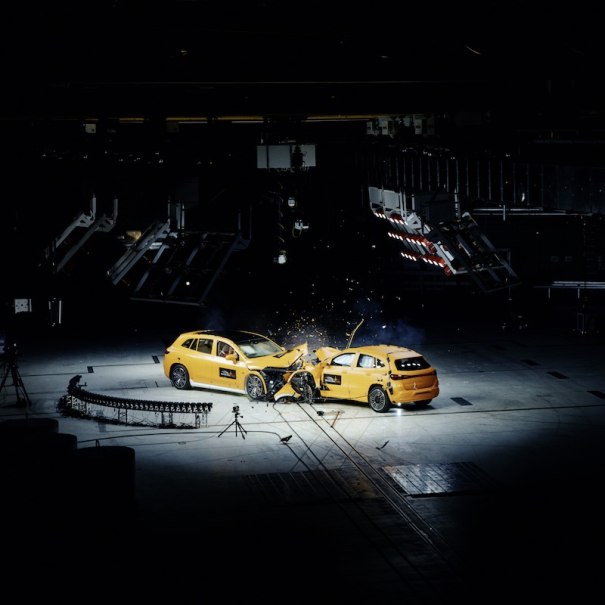 Zwei gelbe Autos kollidieren frontal in einem Crashtest-Labor. Funken fliegen, während Kameras den Aufprall festhalten., © Mercedes-Benz AG Zwei gelbe Autos kollidieren frontal in einem Crashtest-Labor. Funken fliegen, während Kameras den Aufprall festhalten., © Mercedes-Benz AG