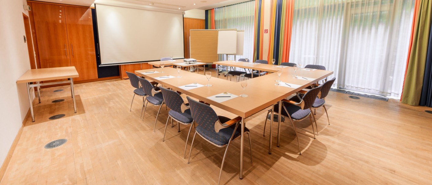 Tagungsraum mit U-förmigem Tisch, Stühlen, Flipchart und Projektor. Helle Vorhänge und Holzboden schaffen eine professionelle Atmosphäre., © PLAZA Hotelgroup GmbH Tagungsraum mit U-förmigem Tisch, Stühlen, Flipchart und Projektor. Helle Vorhänge und Holzboden schaffen eine professionelle Atmosphäre., © PLAZA Hotelgroup GmbH