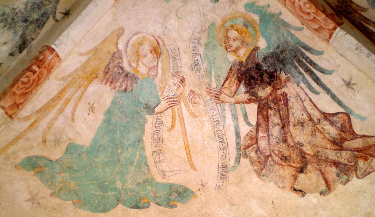 Zwei Engel in einem Fresko der Marienkirche, die Schriftrollen halten. Die Engel sind in traditionellen Gewändern dargestellt., © Gemeinde Essingen Zwei Engel in einem Fresko der Marienkirche, die Schriftrollen halten. Die Engel sind in traditionellen Gewändern dargestellt., © Gemeinde Essingen