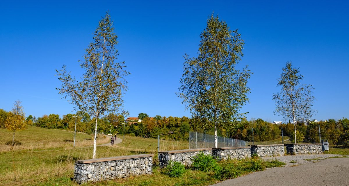 Ein Rastplatz mit f&uuml;nf steinernen Sitzb&auml;nken und jungen B&auml;umen auf einer Wiese unter klarem, blauem Himmel., &copy; Remstal Tourismus e.V.