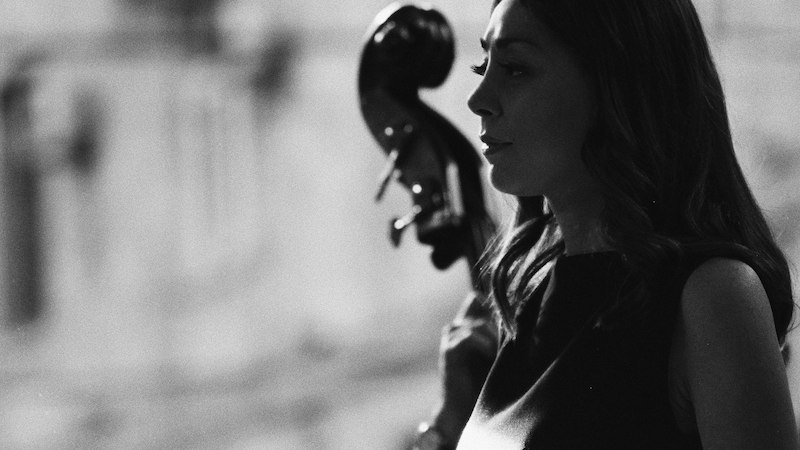 Eine Frau steht im Profil neben einem Kontrabass. Das Bild ist in Schwarz-Wei&szlig; gehalten und hat eine k&uuml;nstlerische Beleuchtung., &copy; Stadt B&ouml;blingen - Amt f&uuml;r Kultur