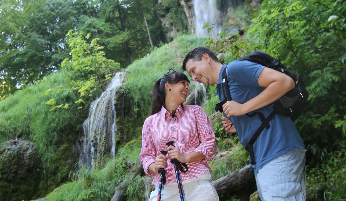 Zwei Wanderer stehen am Uracher Wasserfall, © Bad Urach Tourismus