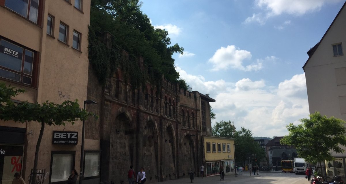 Straßenszene in Tübingen mit historischen Gebäuden, Menschen auf Fahrrädern und Fußgängern. Der Himmel ist leicht bewölkt., © www.pro-cycl.de Straßenszene in Tübingen mit historischen Gebäuden, Menschen auf Fahrrädern und Fußgängern. Der Himmel ist leicht bewölkt., © www.pro-cycl.de