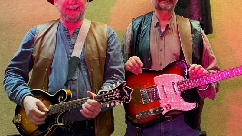 Zwei Musiker posieren mit Mandoline und E-Gitarre. Der linke trägt einen Cowboyhut, der rechte eine Schiebermütze. Sie stehen vor einem Lautsprecher., © Thomas Eisele Zwei Musiker posieren mit Mandoline und E-Gitarre. Der linke trägt einen Cowboyhut, der rechte eine Schiebermütze. Sie stehen vor einem Lautsprecher., © Thomas Eisele