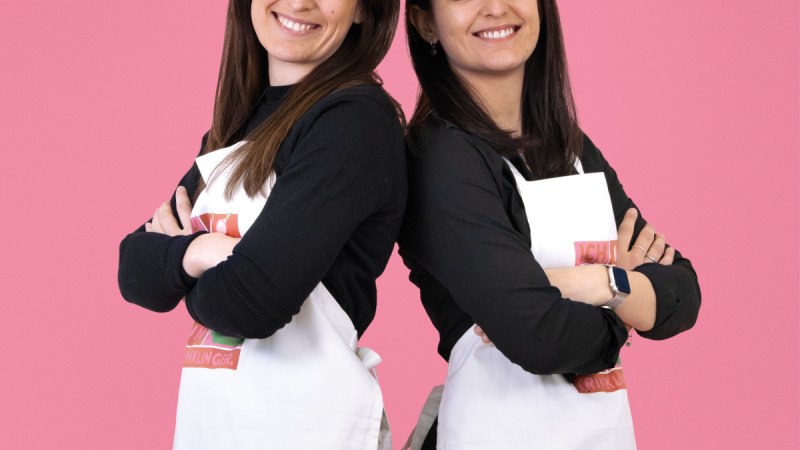 Die beiden Schwestern und Gründerinnen Mona und Anna-Lisa von Wein-Moment, © Preuss & Preuss Die beiden Schwestern und Gründerinnen Mona und Anna-Lisa von Wein-Moment, © Preuss & Preuss