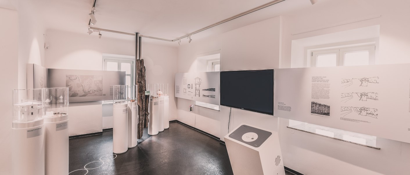 Moderner Museumsraum mit Vitrinen, Informationstafeln und interaktiven Displays. Helle Beleuchtung und minimalistische Gestaltung., © Stadt Welzheim Moderner Museumsraum mit Vitrinen, Informationstafeln und interaktiven Displays. Helle Beleuchtung und minimalistische Gestaltung., © Stadt Welzheim