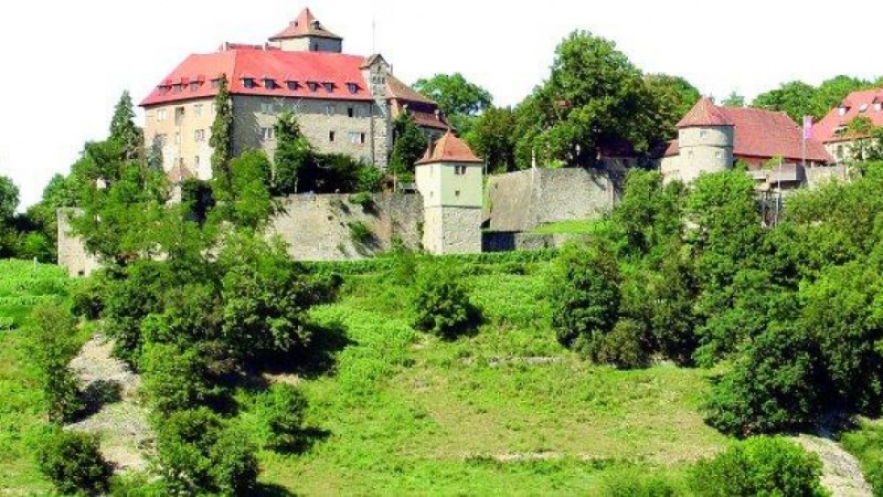 Schloss Stetten - hoch über dem Kochertal finden die Künzelsauer Burgfestspiele statt, © Touristikgemeinschaft Hohenlohe, Künzelsau / Marion Schlund