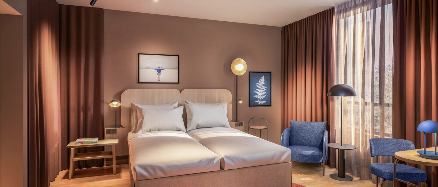 Modernes Hotelzimmer mit Doppelbett, blauen Sesseln, braunen Vorhängen und stilvollen Wandbildern. Dezente Beleuchtung und Holzboden., © Scandic Hotels