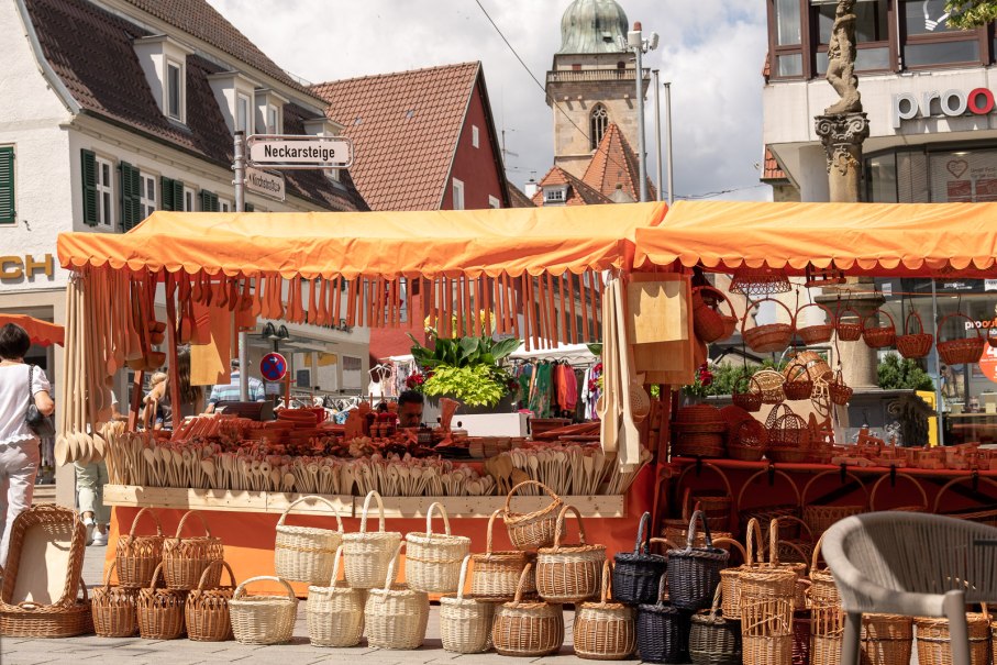 Marktstand mit Flechtwaren auf dem Nürtinger Frühlingsmarkt, © Stadt Nürtingen Marktstand mit Flechtwaren auf dem Nürtinger Frühlingsmarkt, © Stadt Nürtingen