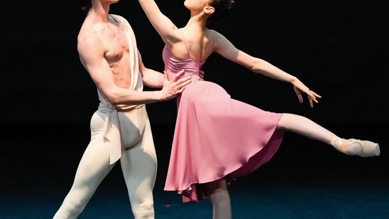 Zwei Balletttänzer in eleganter Pose auf der Bühne. Der Mann trägt weiße Kleidung, die Frau ein rosa Kleid. Beide stehen auf Zehenspitzen., © Foto: Roman Novitzky Zwei Balletttänzer in eleganter Pose auf der Bühne. Der Mann trägt weiße Kleidung, die Frau ein rosa Kleid. Beide stehen auf Zehenspitzen., © Foto: Roman Novitzky