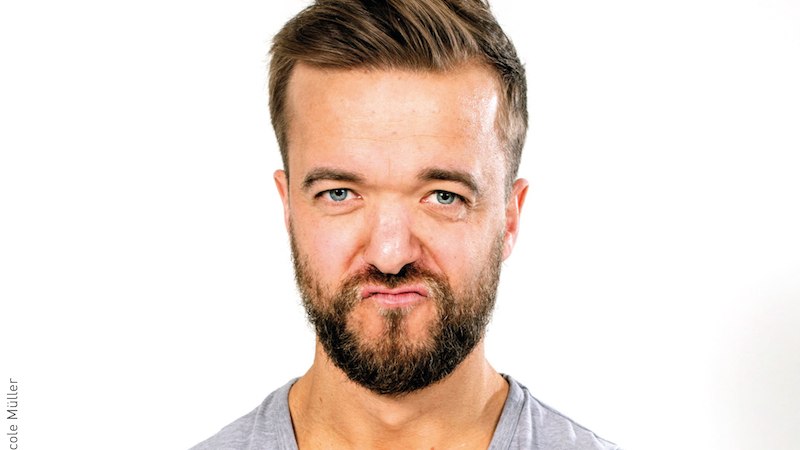 Ein Mann mit Bart und ernstem Gesichtsausdruck vor weißem Hintergrund. Er trägt ein graues T-Shirt. Foto von Nicole Müller., © Stadt Kornwestheim - Stadtbücherei