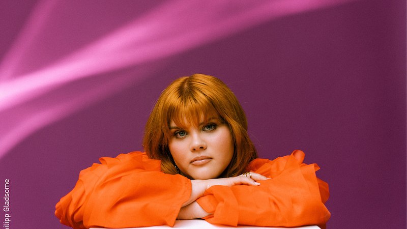 Person mit Disco-Kugel-Helm in dunkler Umgebung, umgeben von Lichteffekten. Die Szene wirkt futuristisch und geheimnisvoll., &copy; Stadt Kornwestheim Kulturmanagement